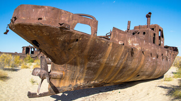 Старый корабль в металлолом