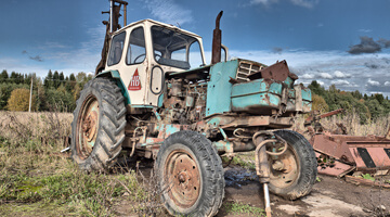 Старый трактор в металлолом